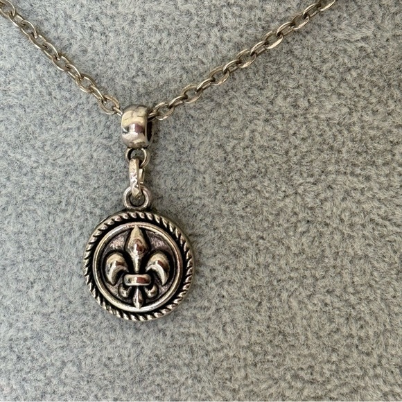 Vintage Silver French Fleur de Lis Pendant Necklace NWOT - Picture 10 of 15